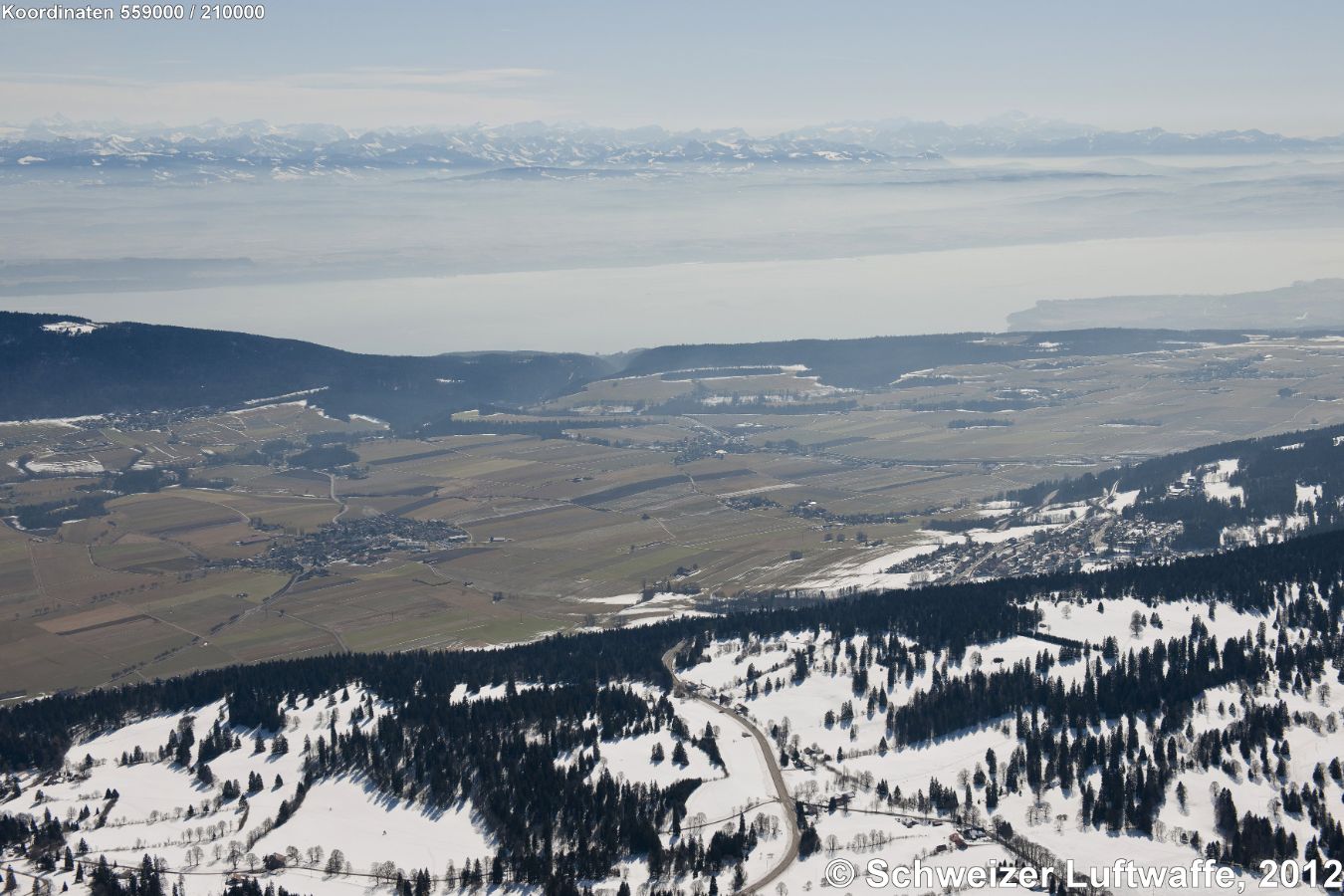 Blick übers 'Val de Ruz' zum Neuenburgersee (S); Dorf am Hang: 'Les Hauts-Geneveys', Dorf links: 'Fontaines'